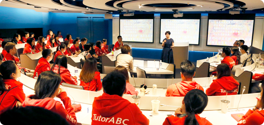 Charla sobre la educación en entornos rurales y las acciones humanitarias con la directora de la organización caritativa TSMC Charity Foundation, Sophie Chang.