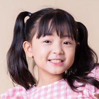 孩子開心的和線上英語老師打招呼